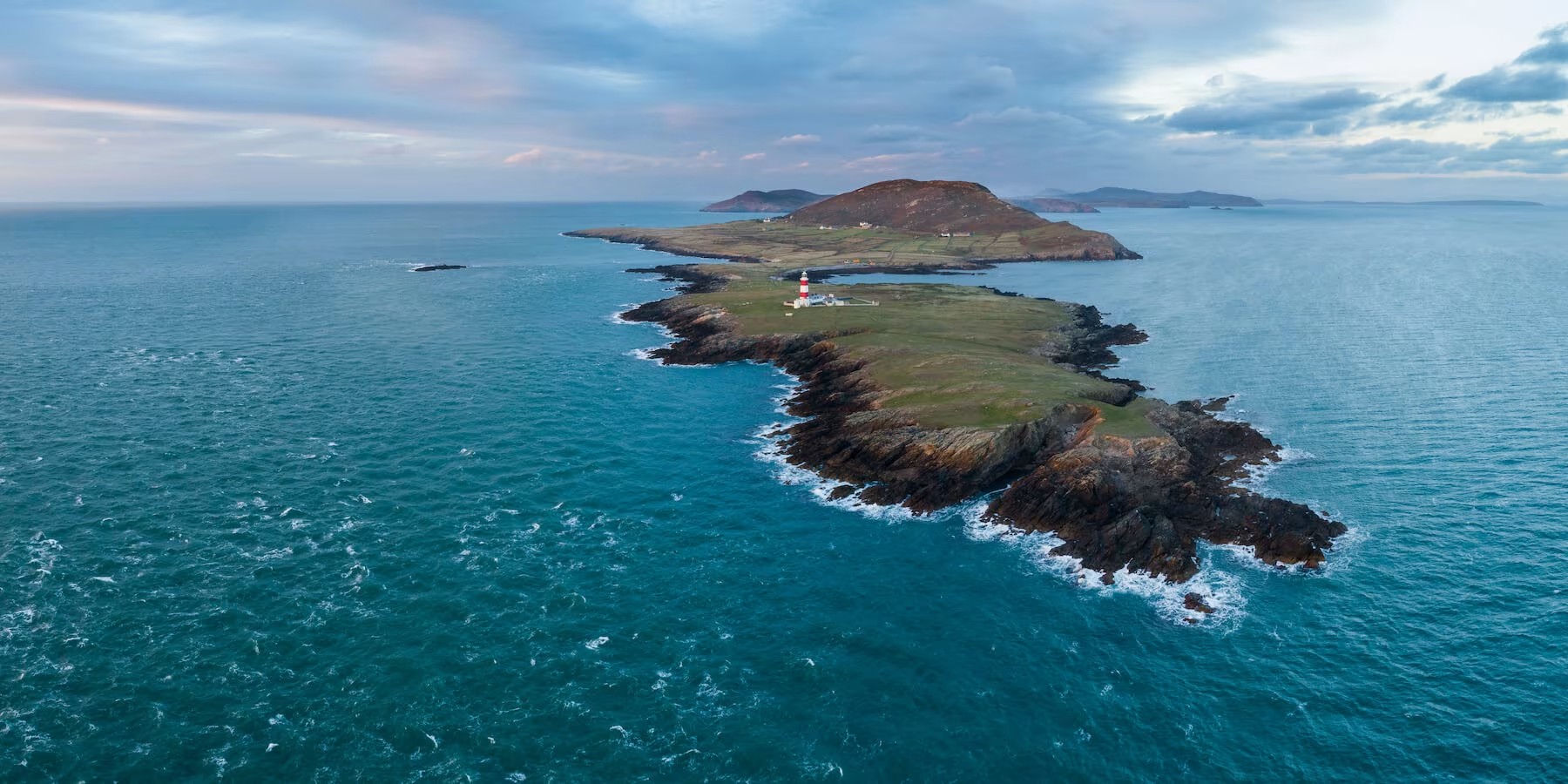 Você iria? Sem energia elétrica ou banheiros, ilha histórica do Reino Unido com apenas três moradores anuncia vagas de emprego