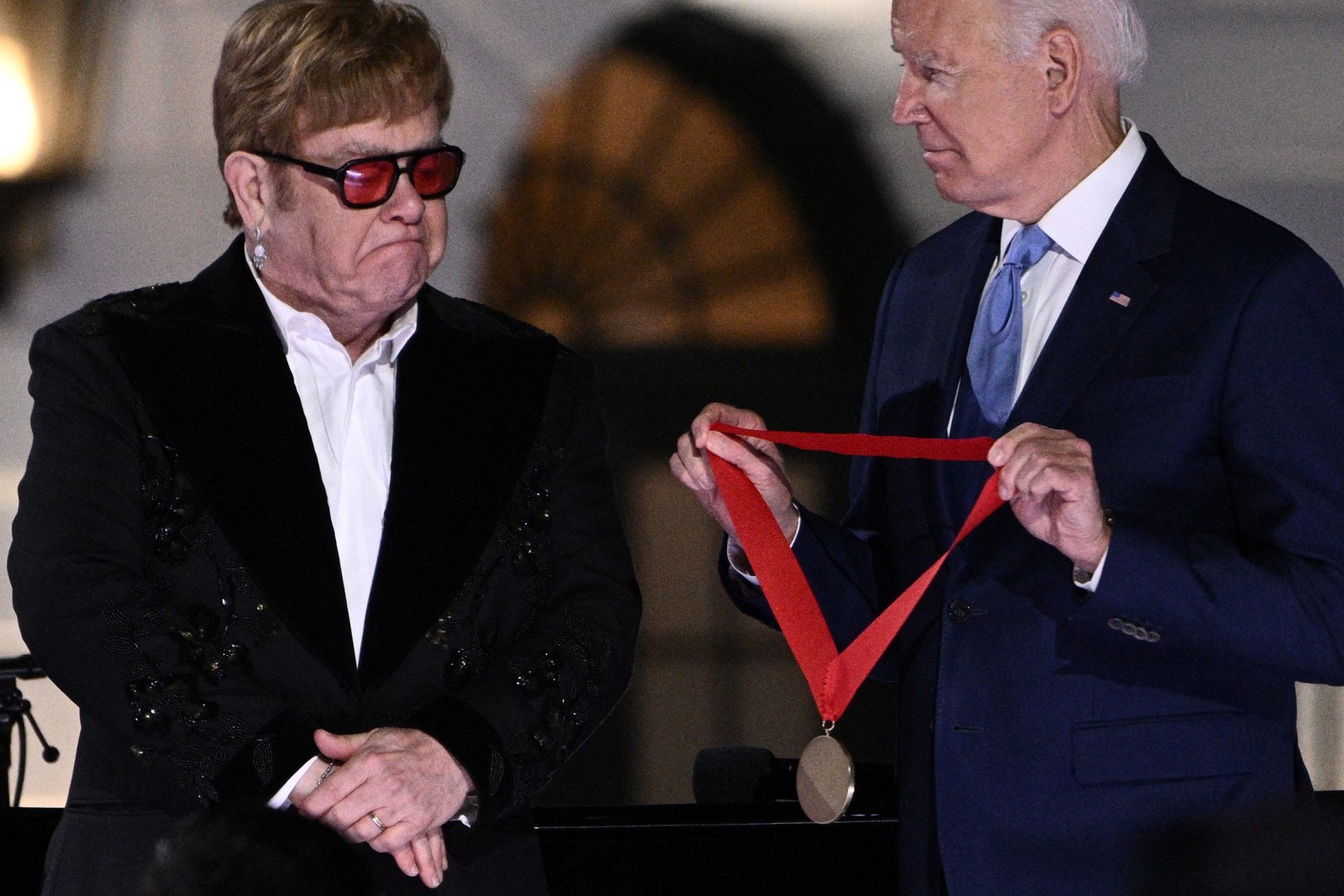 Elton John recebe medalha de Joe Biden e faz apresentação na Casa Branca — Foto: Brendan Smialowski / AFP