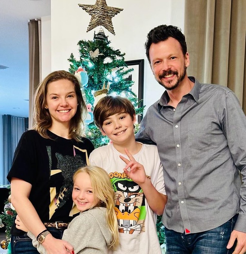 Guilherme Berenguer com a mulher, Bianca, e os filhos Sebastian e Rebecca — Foto: Reprodução/Redes sociais