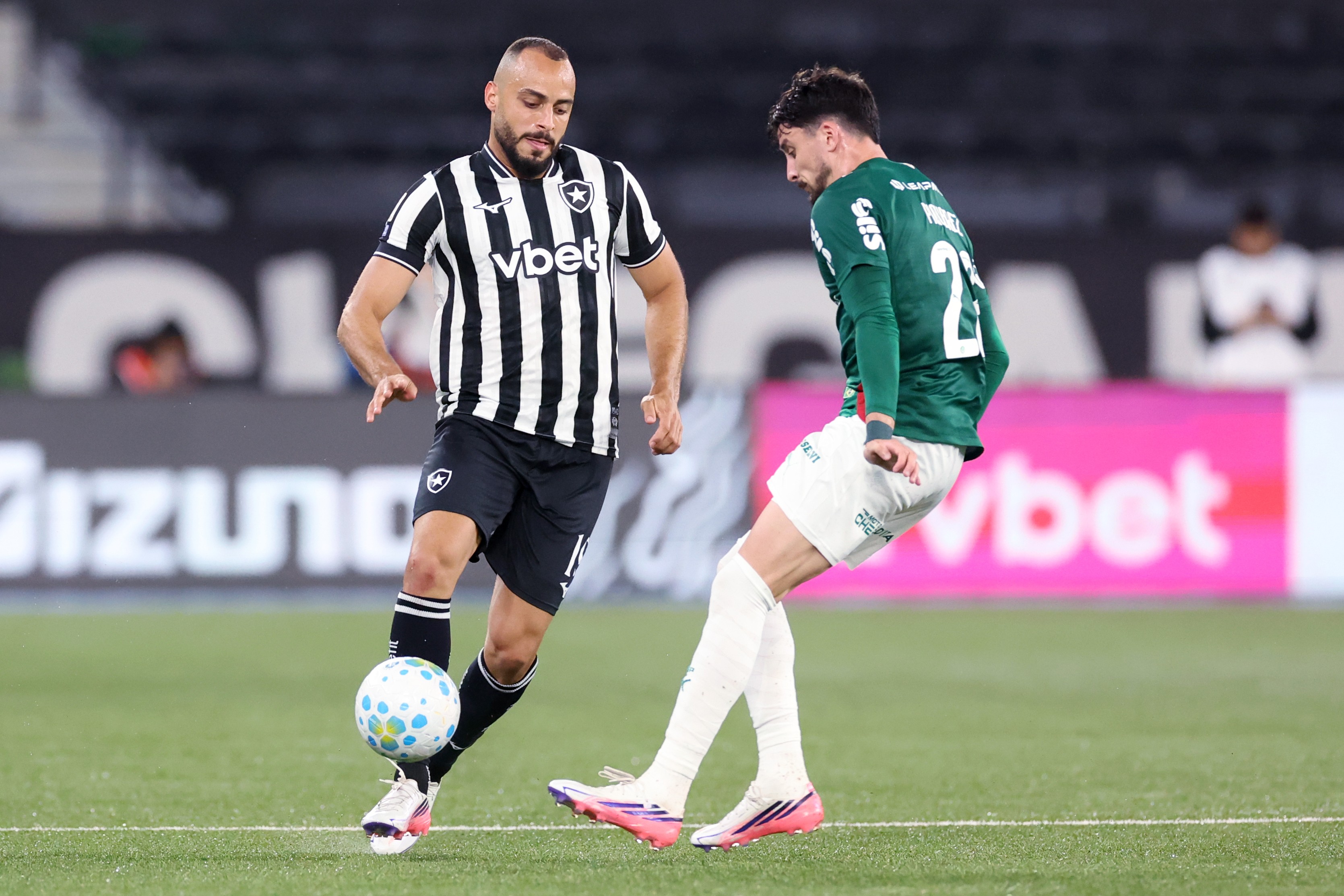 Botafogo recebe proposta do Tigres, do México, por Arthur Cabral