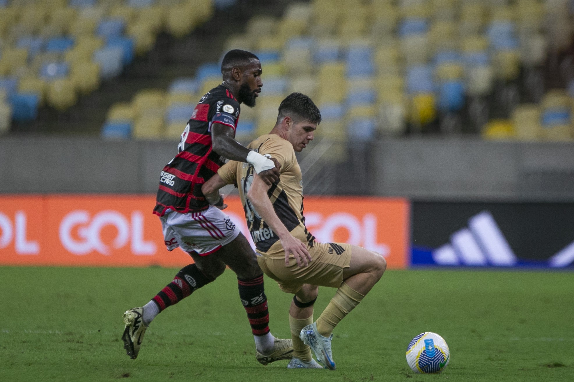 Sob protestos e 'fora Tite', Flamengo vence o Athletico-PR com gol de Gerson e respira no Brasileiro