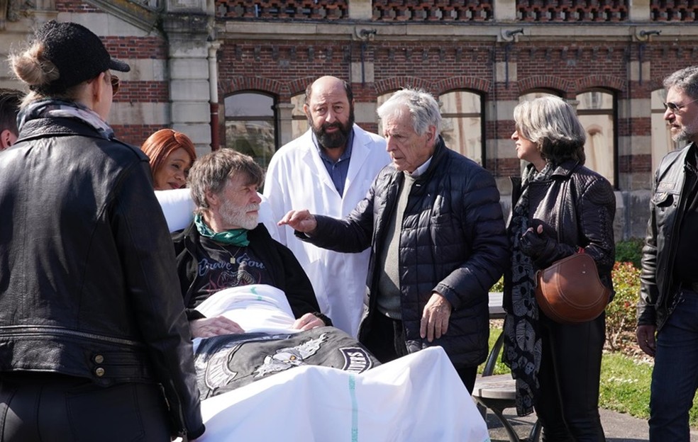 Costa-Gavras dirige cena de 'Uma bela vida': cineasta usou profissionais de saúde no filme para dar autenticidade — Foto: Divulgação