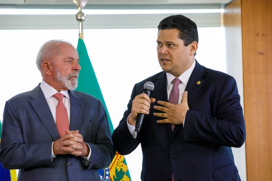Lula e Alcolumbre viajam juntos para inaugurar obras no Amapá