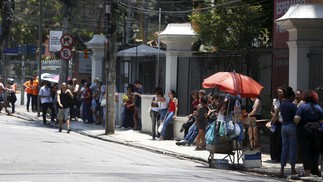 Alunos chegando para o segundo dia do ENEM, no Maracanã — Foto: Fabiano Rocha/Agência O Globo