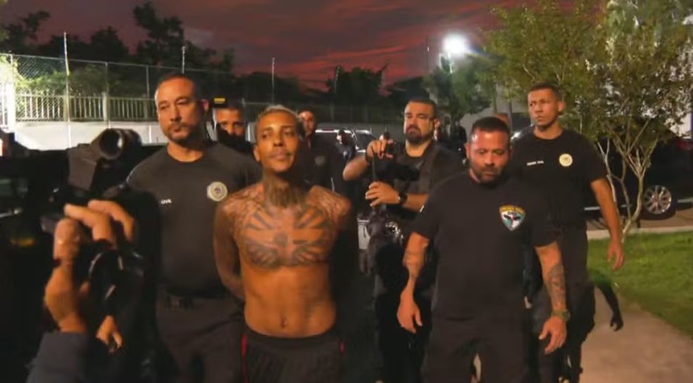 MC Poze do Rodo é preso em condomínio no Recreio — Foto: Reprodução TV Globo