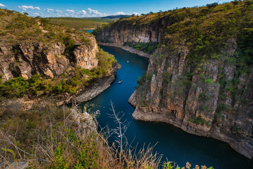 Embarcações levam o turista por entre os canyons — Foto: Tamás Bodolay