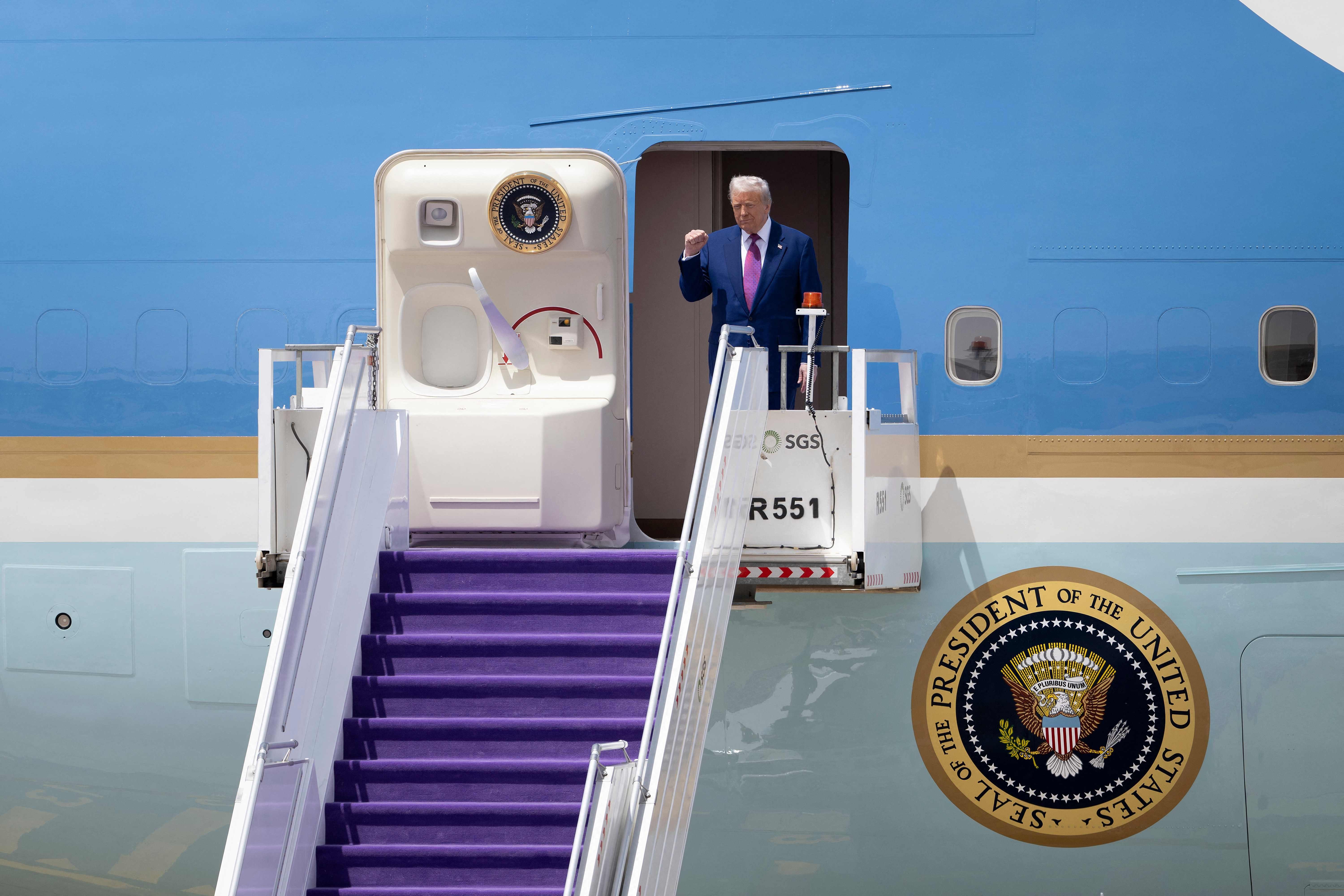 Trump planeja usar jato doado pelo Catar em viagem à Irlanda, apesar de dúvidas sobre segurança