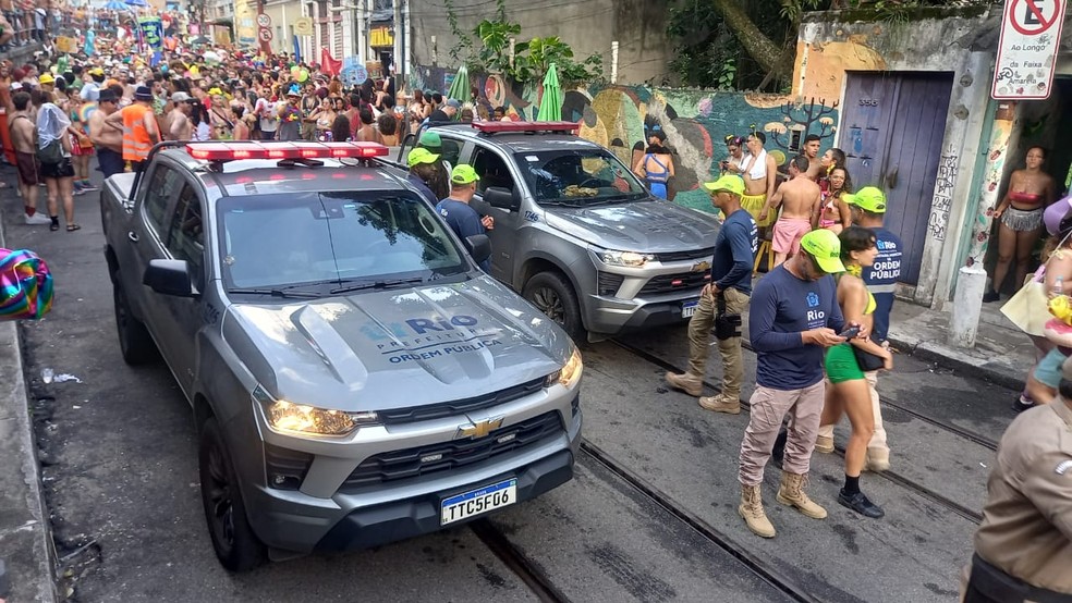 Fiscalização no bloco Carmelitas — Foto: Roberto Malfacini