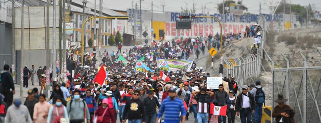 Manifestantes tomam a rodovia pan-americana, no Cone Norte de Arequipa, após o anúncio da nova presidente peruana, Dina Boluarte — Foto: Diego Ramos / AFP