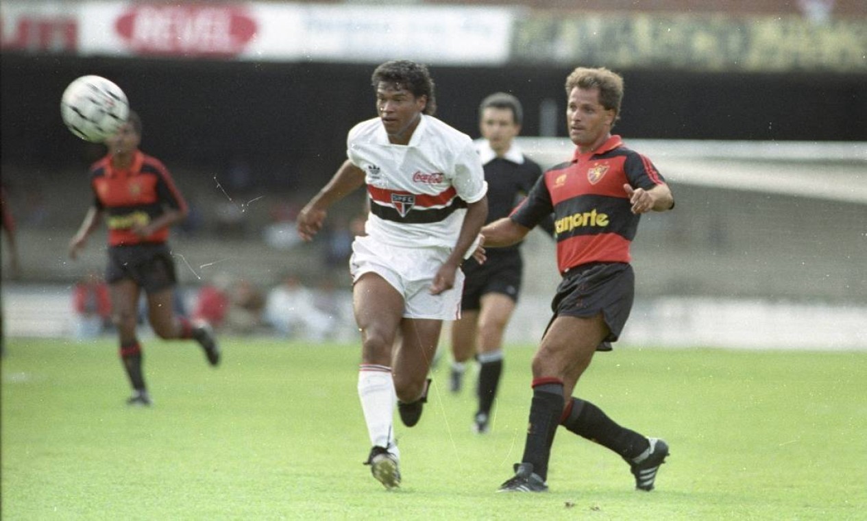 21º - SÃO PAULO (1991) - O tricolor de Muller, que viria a ser bicampeão mundial nos anos seguintes.  — Foto: Jose Carlos Moreira / Agência O Globo