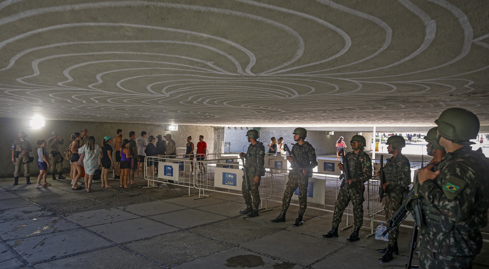 Passagem subterrânea com revista no Aterro do Flamengo. Público foi pego de surpresa com exigência das forças de segurança — Foto: Fabiano Rocha / Agência O Globo