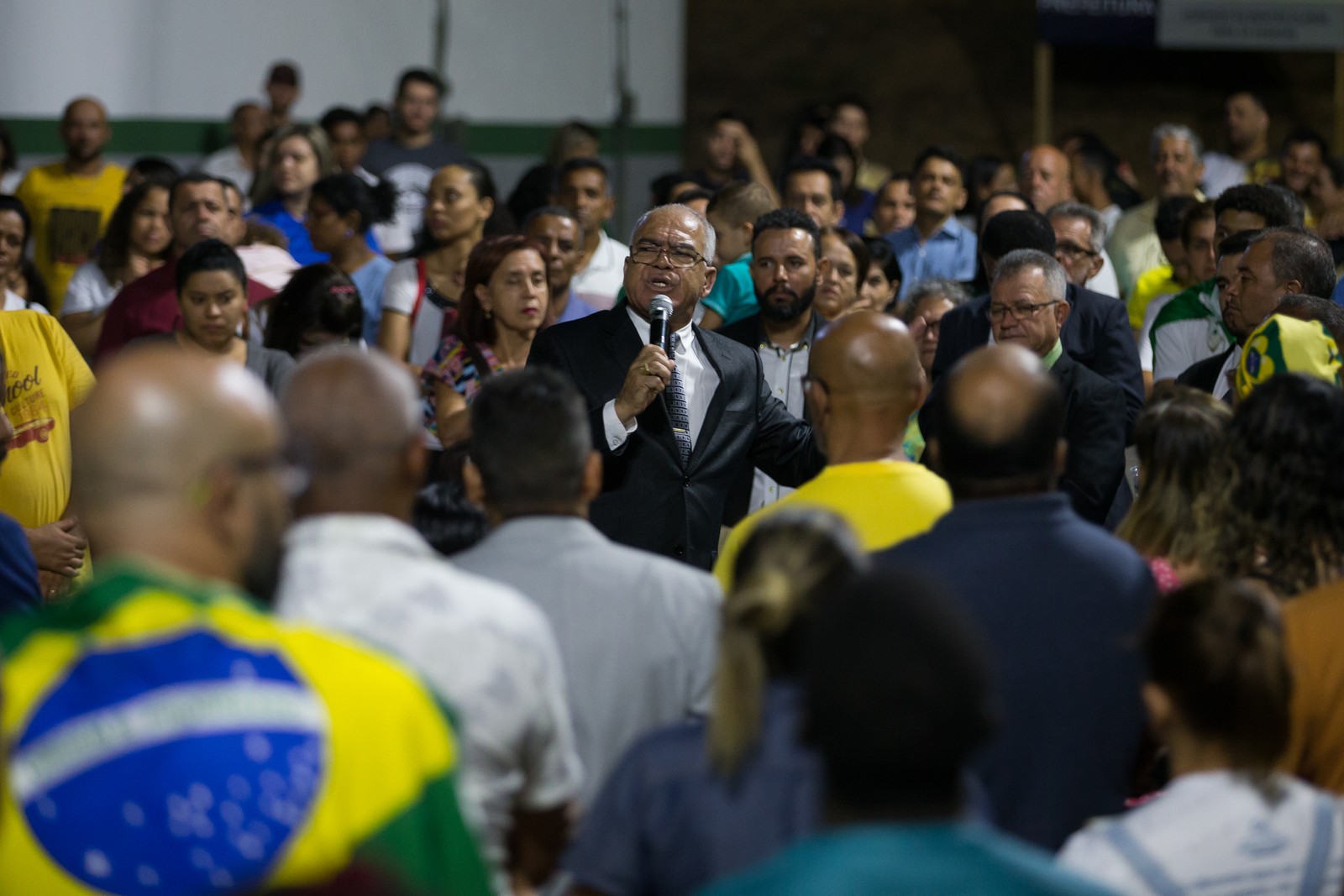 Pastor Silvio Cerqueira, presidente da Cibiminas, reúne fieis e ora e discursa a favor de Bolsonaro — Foto: Edilson Dantas/Agência O Globo