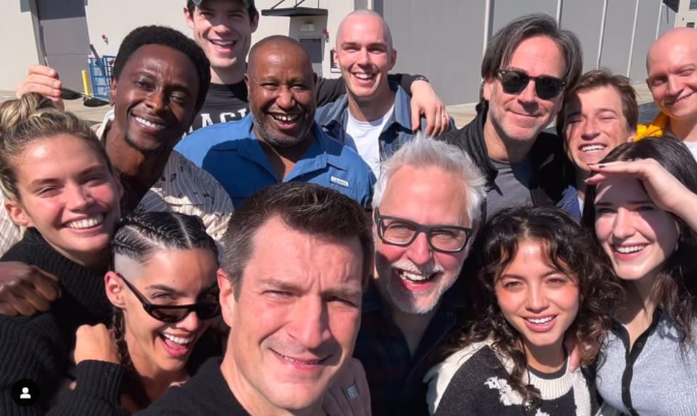 Elenco do novo 'Superman' posa junto com o diretor, James Gunn — Foto: Divulgação