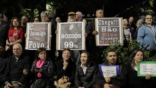 Manifestantes também levaram cartazes com críticas ao Congresso — Foto: Edilson Dantas / O Globo