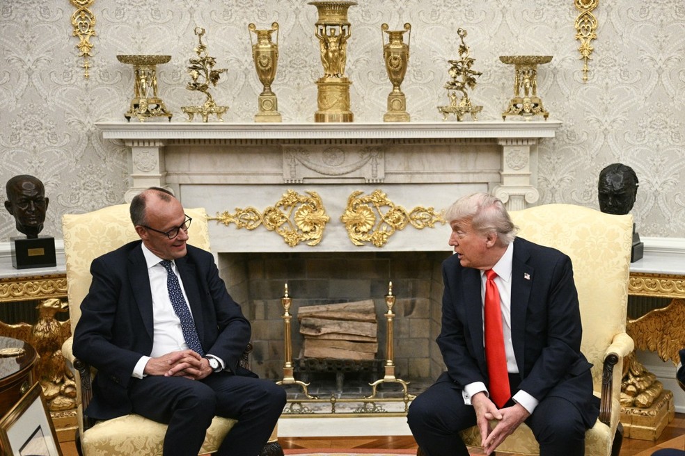 O chanceler alemão, Friedrich Merz (à esq.), e o presidente americano, Donald Trump, durante coletiva conjunta no Salão Oval — Foto: AFP
