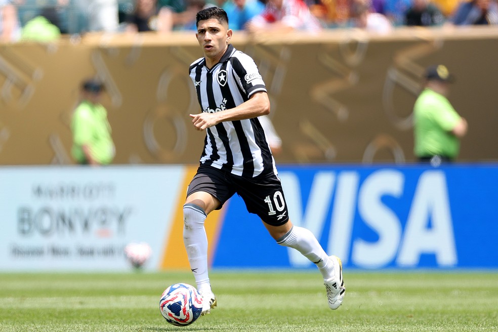 Savarino joga pelo Botafogo, mas foi vendido ao Lyon — Foto: Vítor Silva