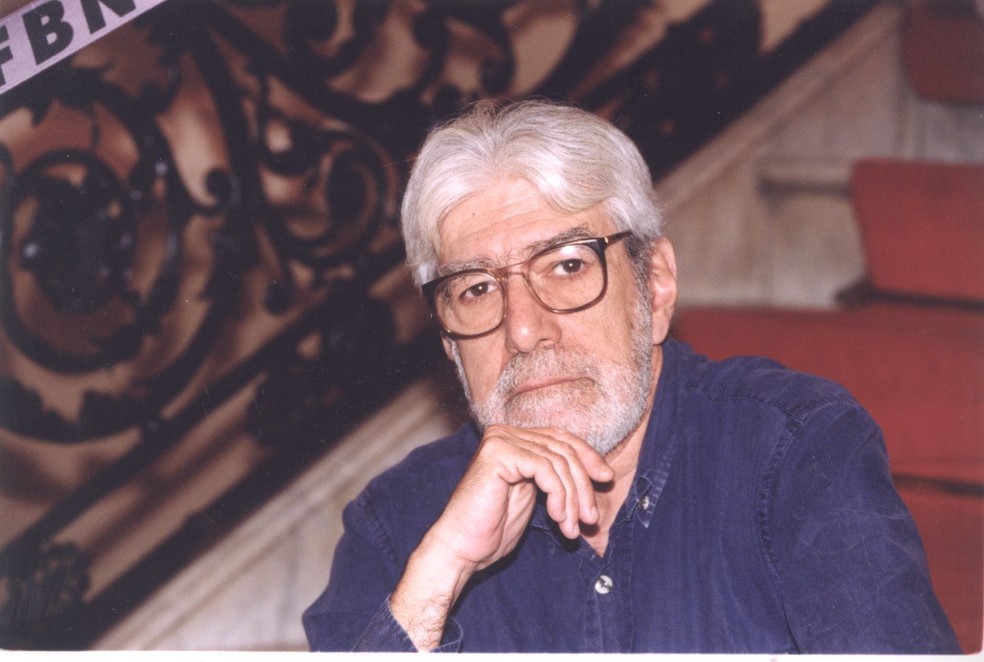 O poeta Ivan Junqueira em 1998 — Foto: Divulgação