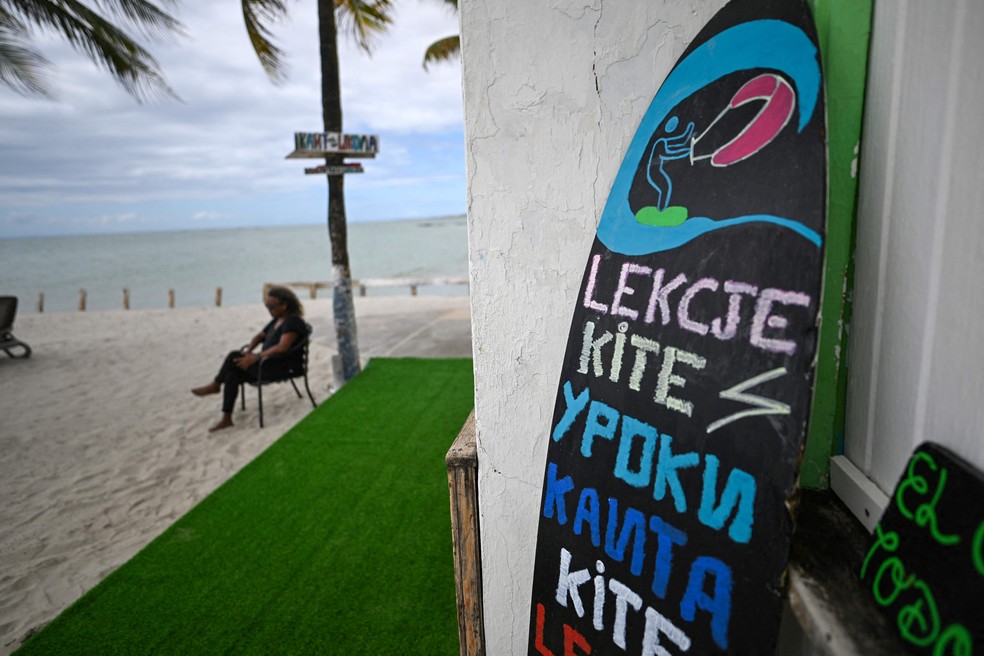Na praia de El Yaque, uma escolinha de kitesurfe anuncia seus serviços em russo, de olho nos turistas do pais, cada vez mais frequentes na antiga 'pérola do Caribe' venezuelana — Foto: Juan Barreto / AFP