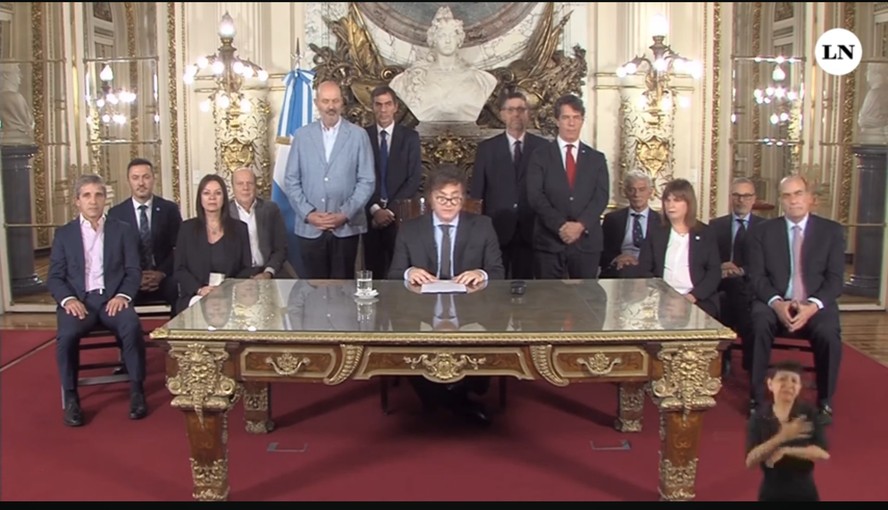 Javier Milei reúne ministros na Casa Rosada para gravar vídeo em que anuncia 'megadecreto' para desregulamentar economia