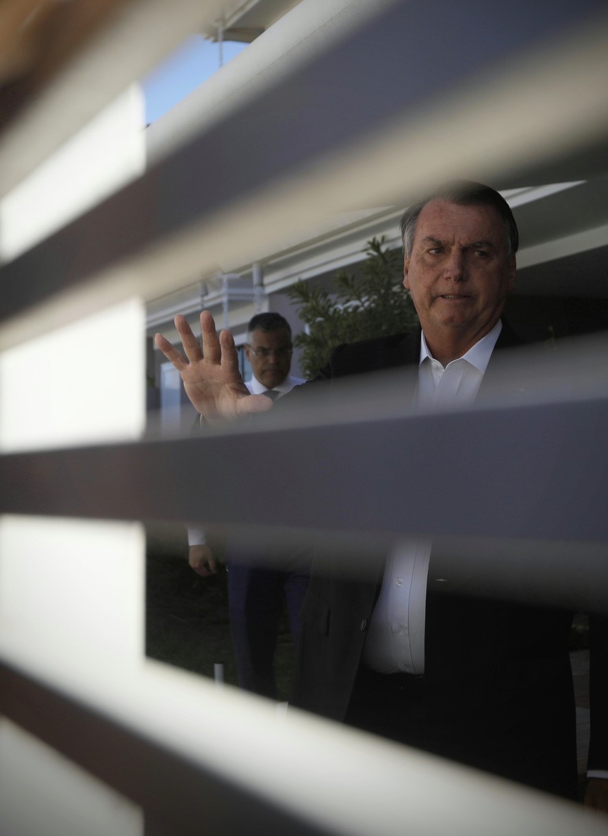 Ex-presidente Jair Bolsonaro fala com a imprensa após Polícia Federal fazer busca e apreensão em sua em Brasília.
