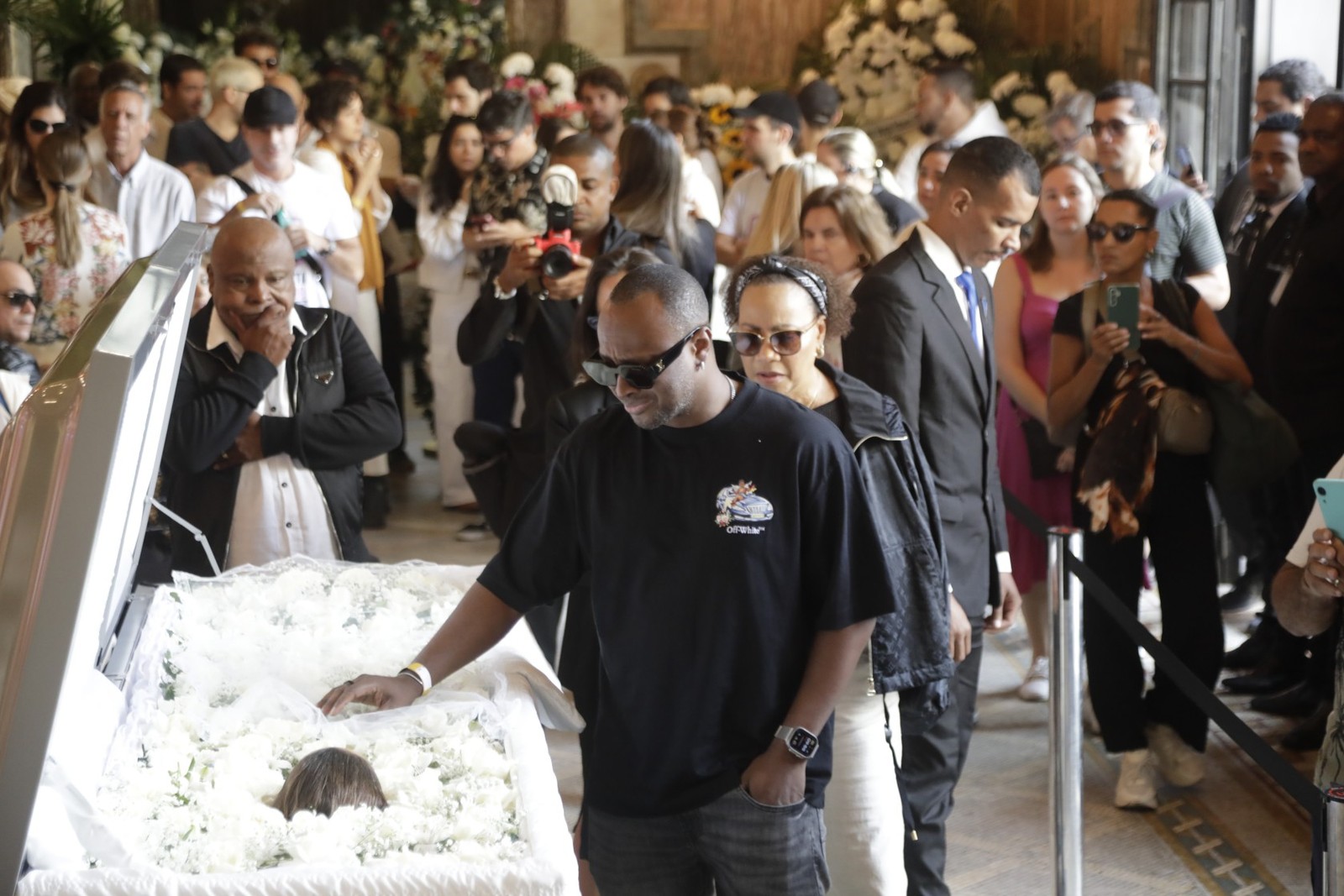 Amigose Fãs Chegamao Velório de Preta Gil, No Rio. - Foto: Gabriel de Paiva /agência Globo