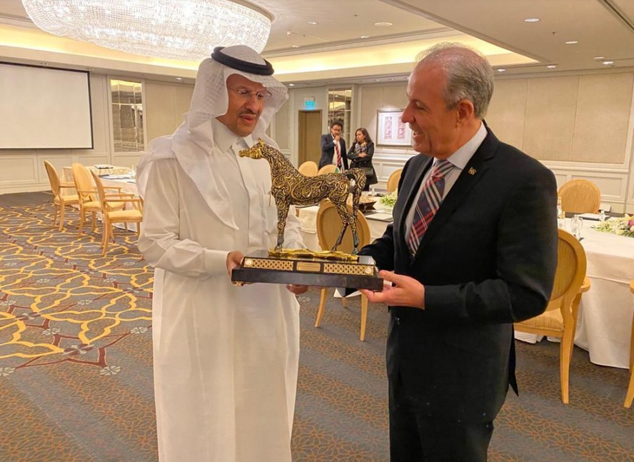 Ministro Bento Albuquerque recebe miniatura de cavalo do saudita Abdulaziz bin Salman Al Saud, em outubro de 2021