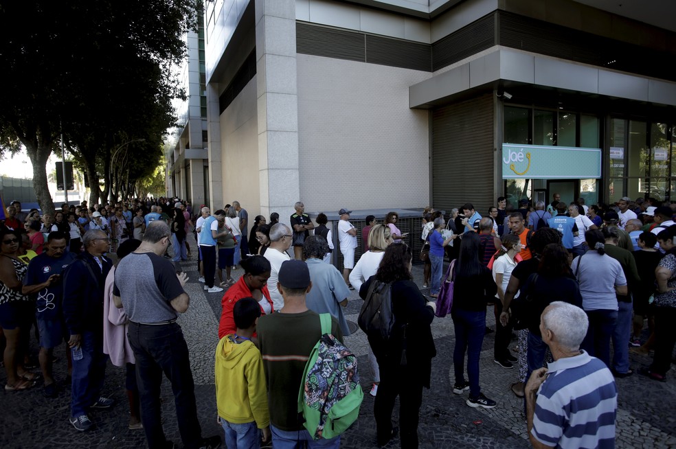 Filas nos postos de atendimento para pedir o cartão — Foto: Fabiano Rocha / Agência O Globo