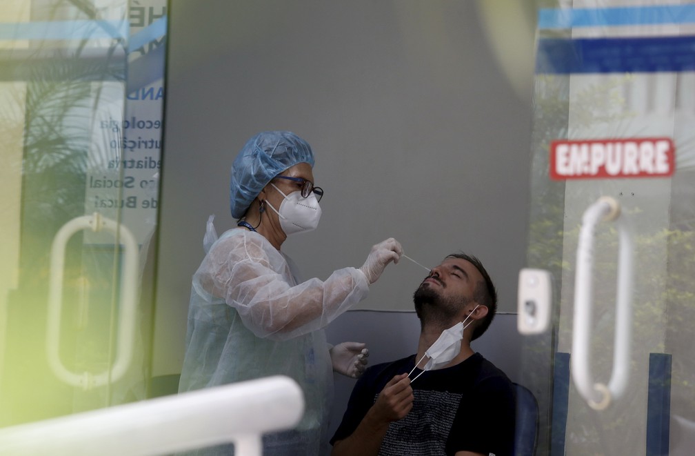 Covid-19: taxa de testes positivos aumenta 28% no Brasil