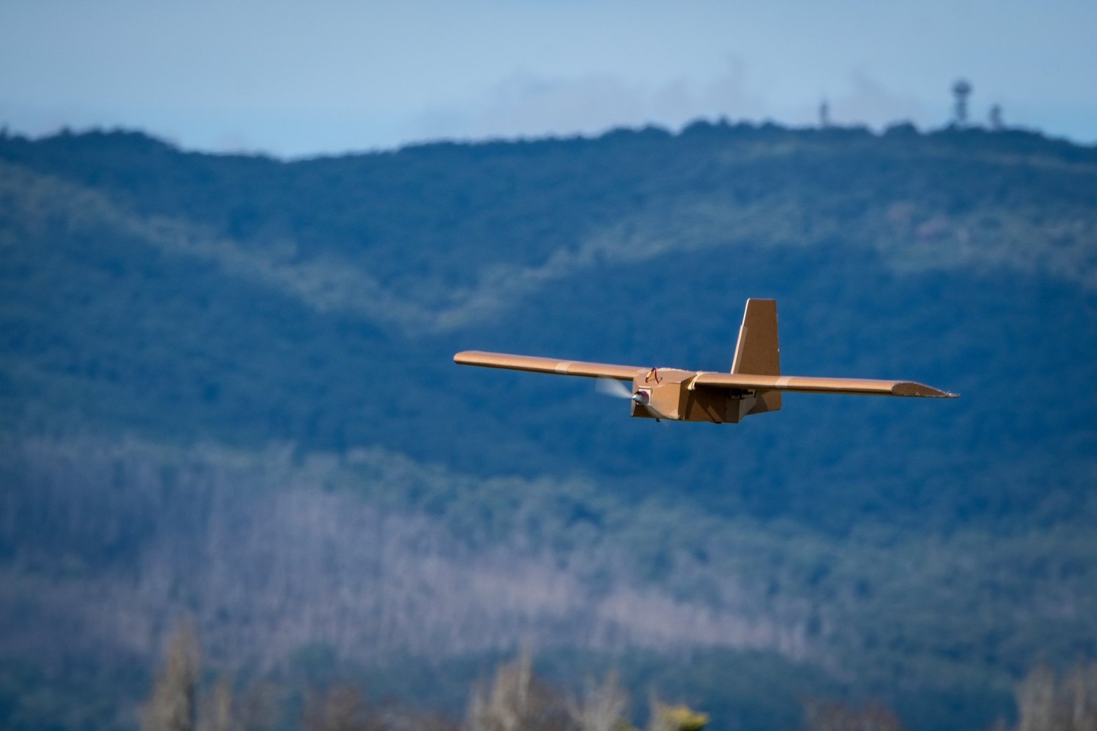 Imagem mostra drone Corvo em pleno voo — Foto: Divulgação