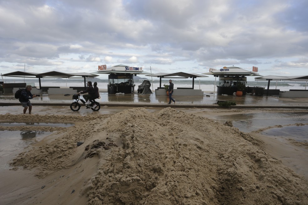 Acúmulo de areia causada pela ressaca no Leblon — Foto: Domingos Peixoto