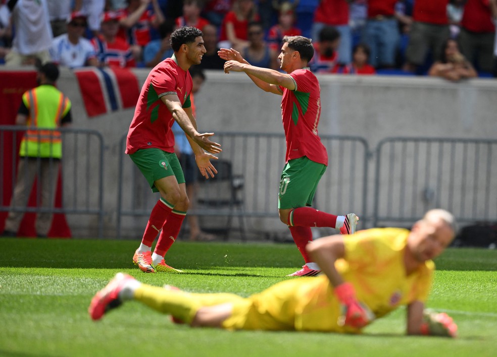 Hakimi e Brahim nasceram na Espanha, mas defendem Marrocos — Foto: ANGELA WEISS / AFP