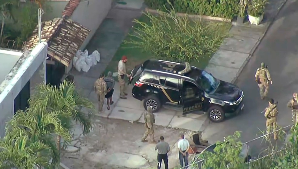 Poze sendo levado pelos agentes da PF — Foto: Reprodução/TV Globo