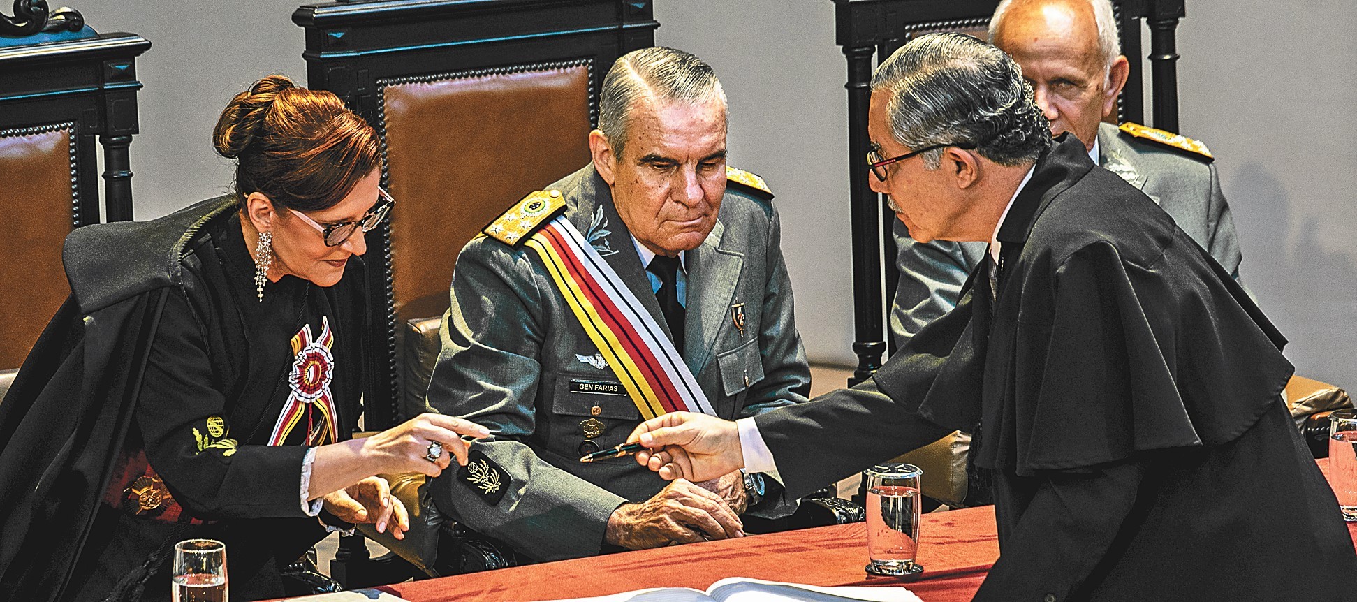 Julgamento raro no STM pode tirar postos e patentes de Bolsonaro e de generais condenados em trama golpista