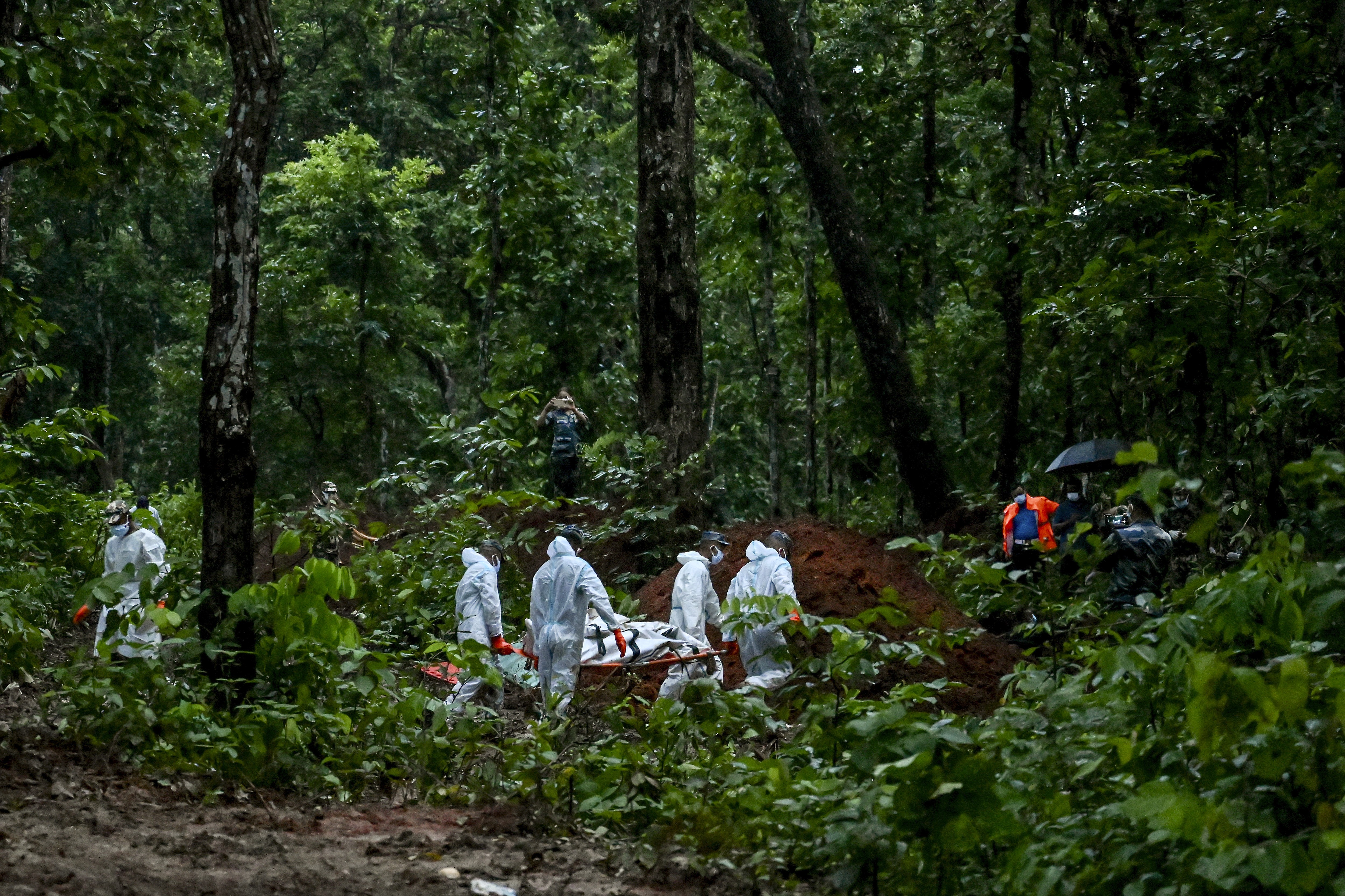 Sobrecarregado e com necrotérios improvisados após enchentes, Nepal realiza enterros em massa em floresta - QTU Questões do Universo