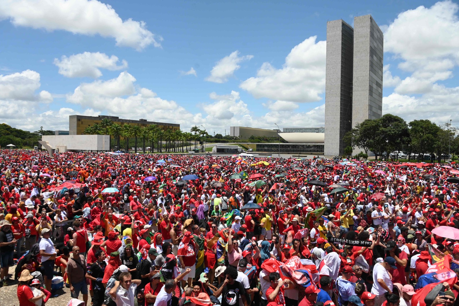 Multidão ocupa a Esplanada dos Ministérios para a posse de Lula — Foto: EVARISTO SA/AFP