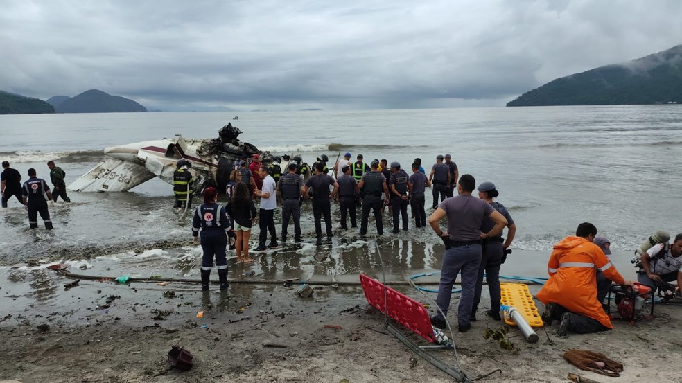 Bombeiros fazem resgate após avião cair em Ubatuba, São Paulo — Foto:  Defesa Civil SP