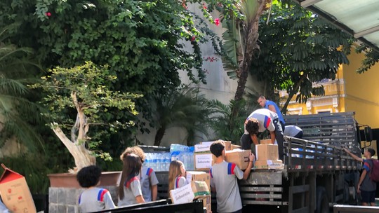 Chuvas no RS: escolas do Rio arrecadam 26 mil litros d'água e 11 mil kits higiene pessoal