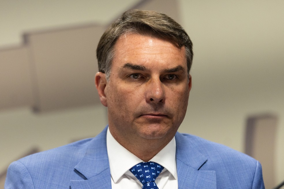 O senador Fl�vio Bolsonaro durante mobiliza��o no Senado para evitar vota��o da PEC que acaba com a escala 6x1 - Foto: Brenno Carvalho/Ag�ncia O Globo