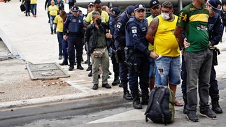 Mais de 200 bolsonaristas radicais foram presos em flagrante durante intento golpista em Brasília — Foto: Uelsei Marcelino/Reuters