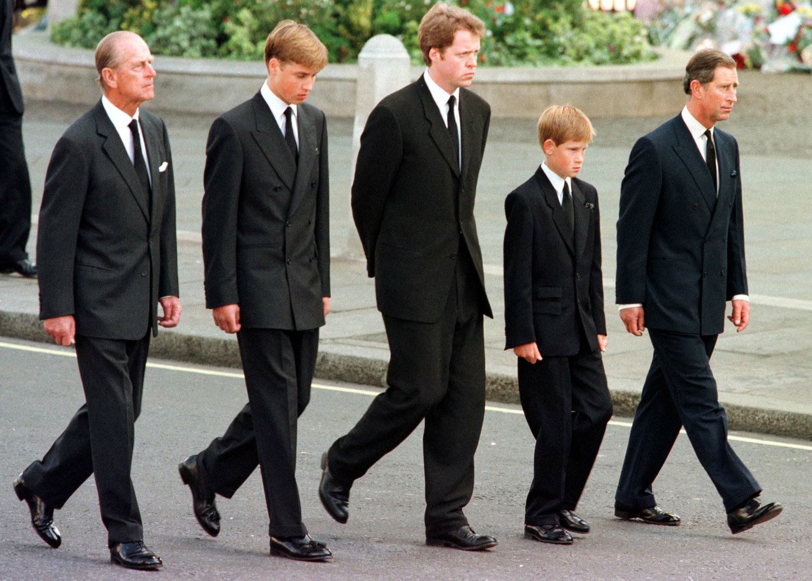 O príncipe Philip, duque de Edimburgo, o príncipe William, o conde Spencer, o príncipe Harry e o príncipe Charles, de Gales, caminham do lado de fora da Abadia de Westminster durante o funeral de Diana, princesa de Gales, em 6 de setembro de 1997  — Foto: JEFF J MITCHELL / POOL / AFP
