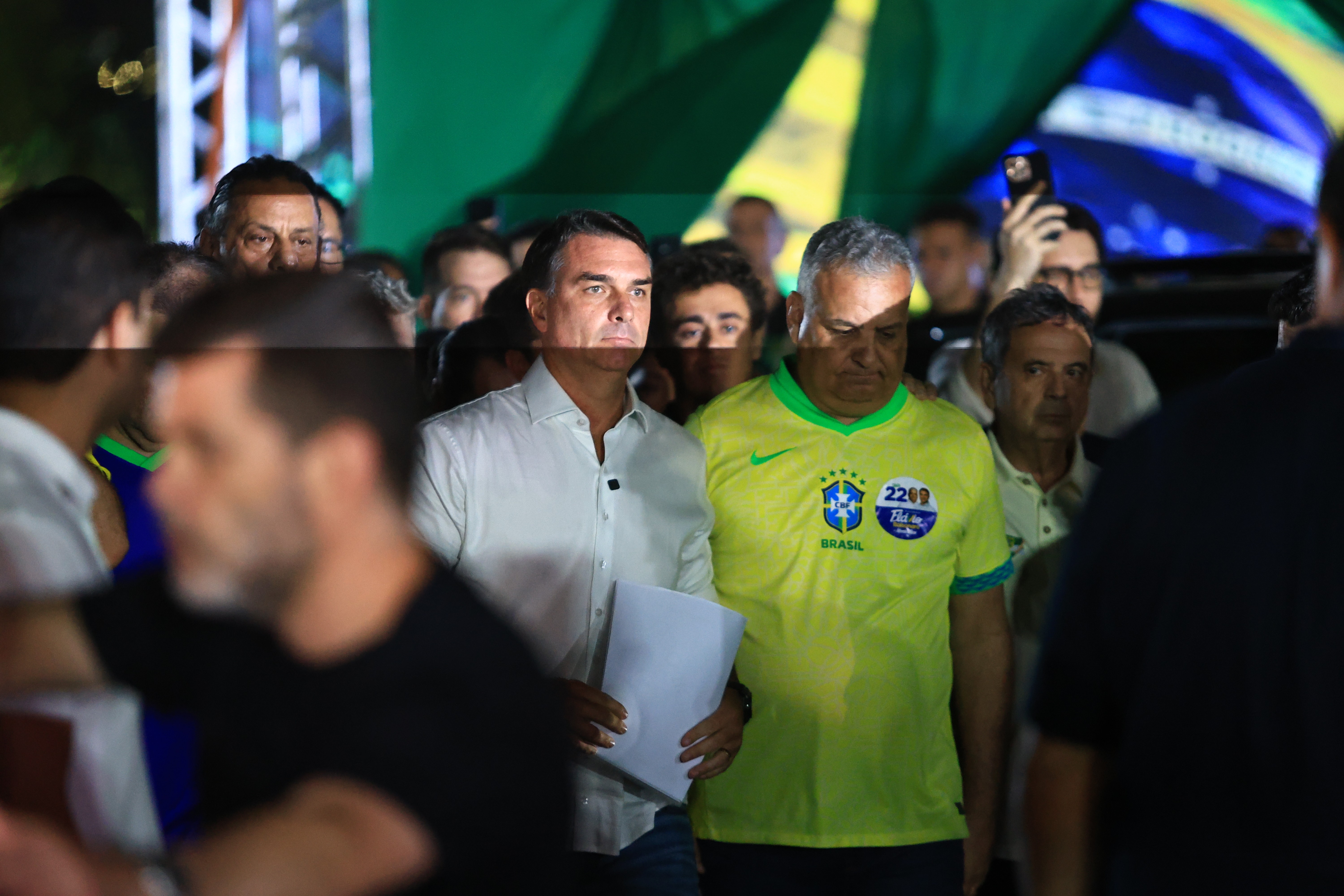 Defesa de Flávio teme mandado de prisão e avalia próximos passos após descumprimento de ordem de Moraes