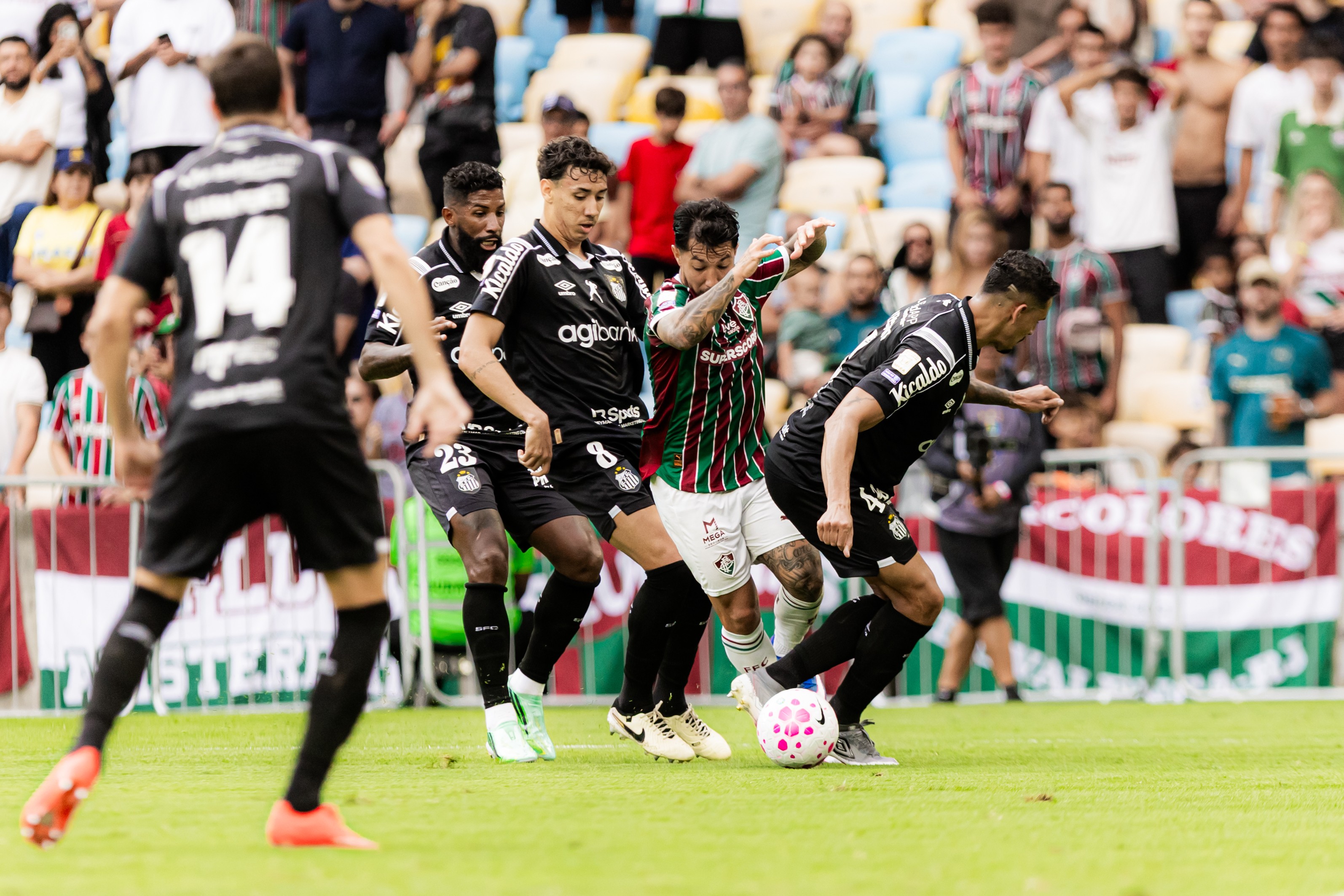 Com reservas, Fluminense sai na frente, mas Gabigol e Philippe Coutinho viram para o Santos no Brasileirão