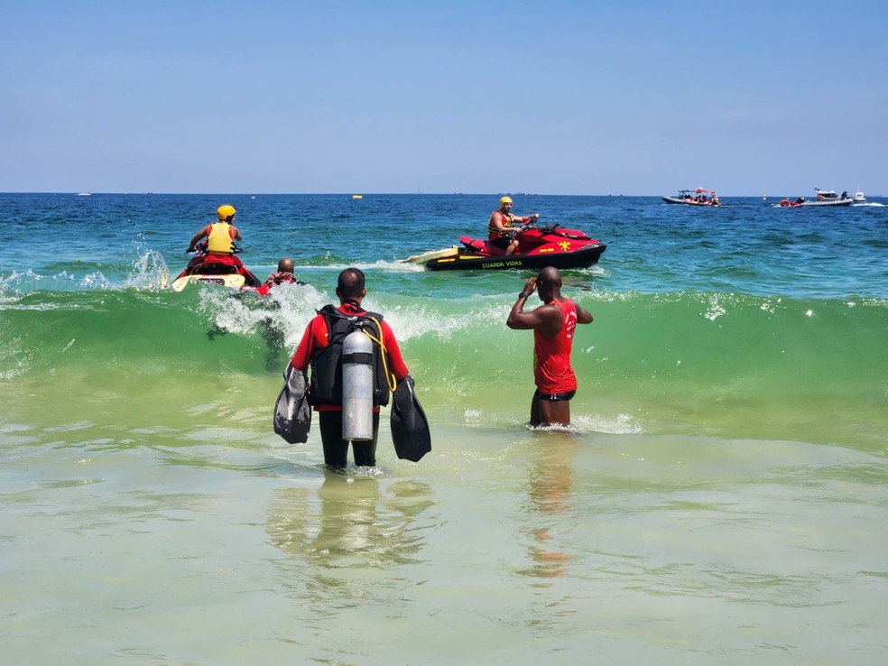 Bombeiros usam motoaquáticas no resgate — Foto: Custódio Coimbra/Agência O Globo