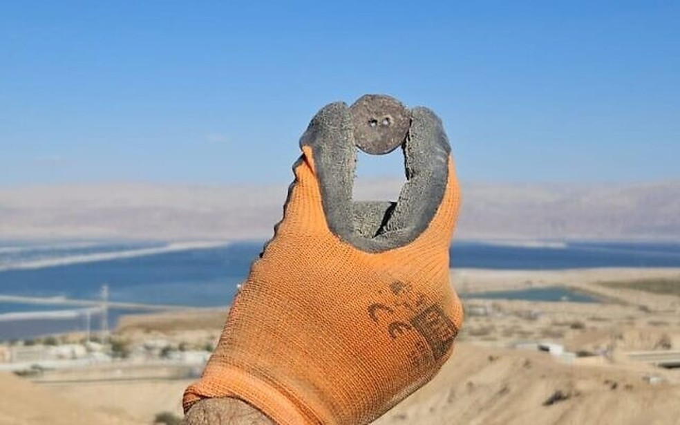 Papiros, moedas e peças de bronze: misteriosa pirâmide de 2.200 anos no Deserto da Judeia pode ter sido posto de cobrança de impostos — Foto: Israel Antiquities Authority