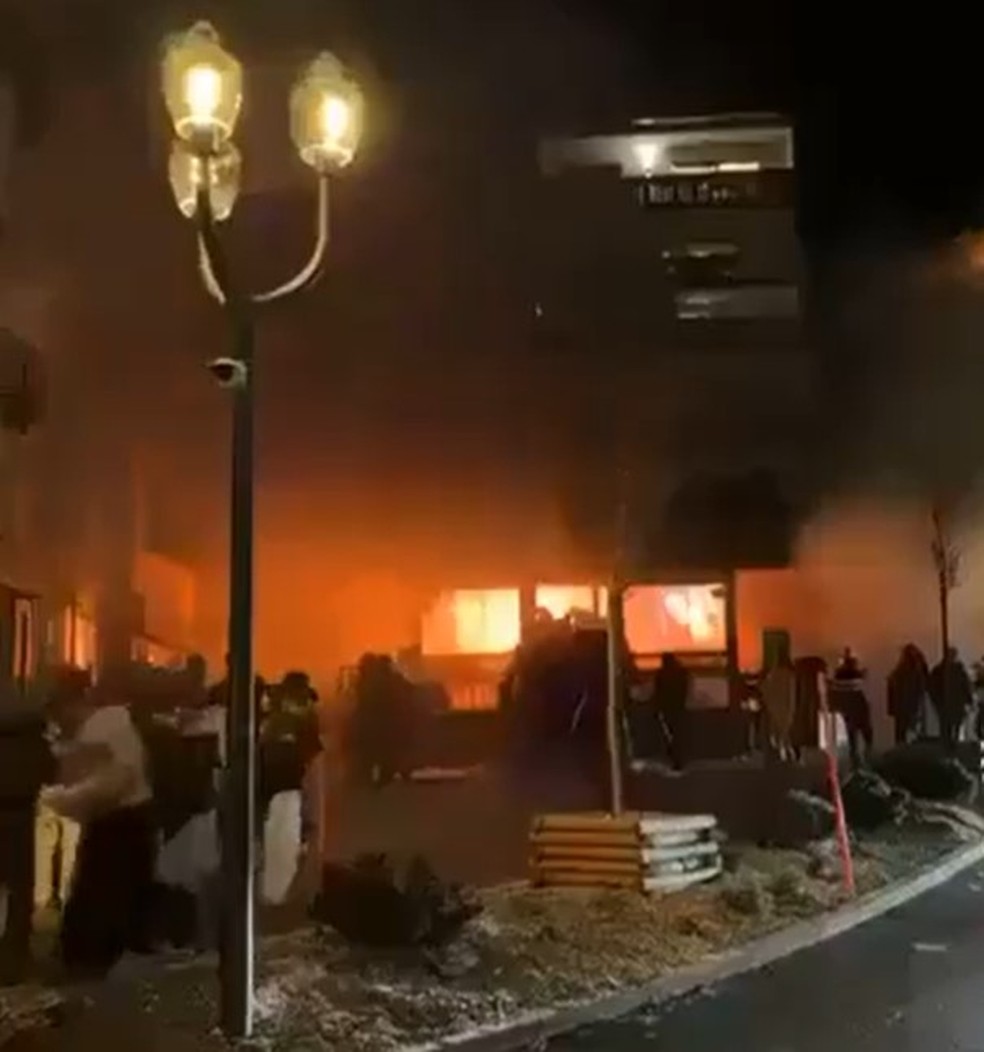 People flee in despair as flames engulf bar in Switzerland — Photo: Video reproduction