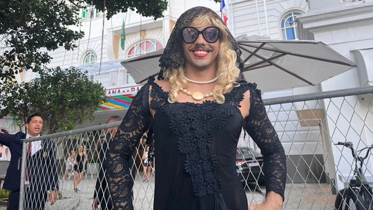 Sem aparição da diva, ‘Madonno’ faz a alegria de fãs na porta do Copacabana Palace