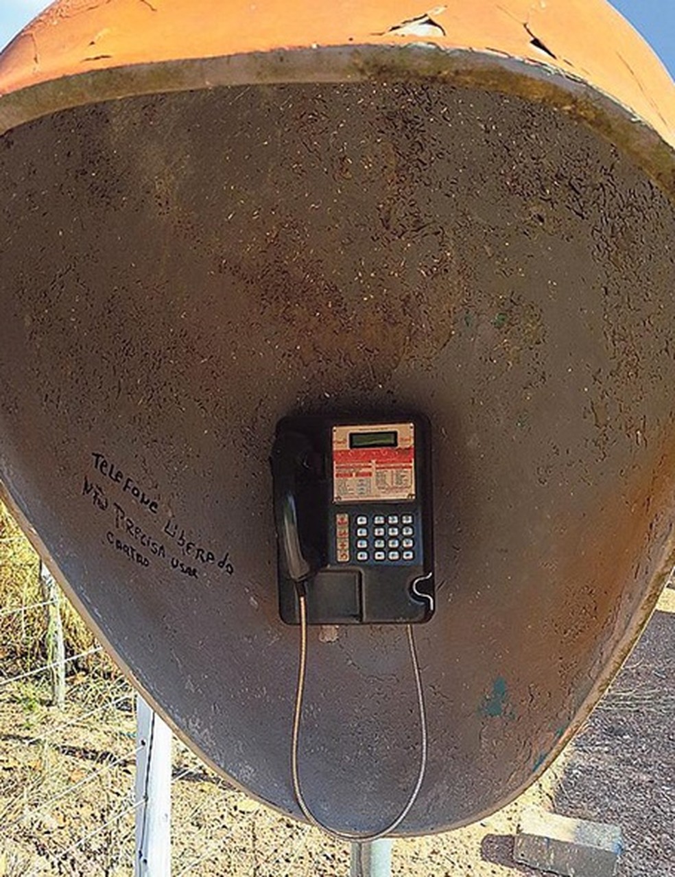 Em Abreulândia, no Tocantins, aviso de que orelhão faz ligações gratuitas: “Telefone liberado. Não precisa usar cartão” — Foto: Divulgação / Anatel