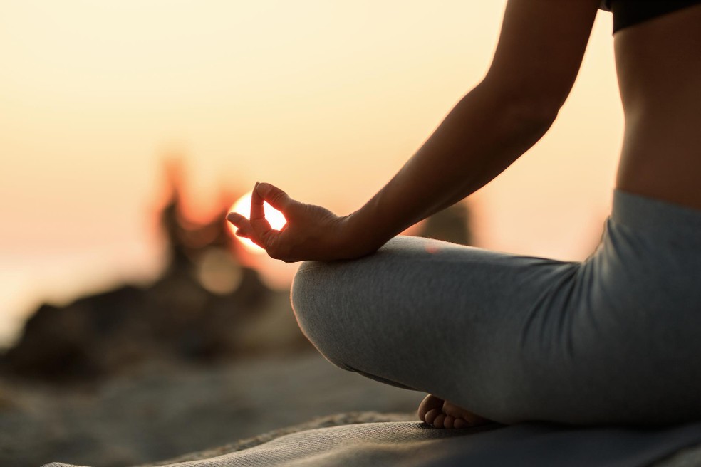 Meditação e mindfulness são duas técnicas recomendadas para diminuir o estresse — Foto: Foto: Freepik