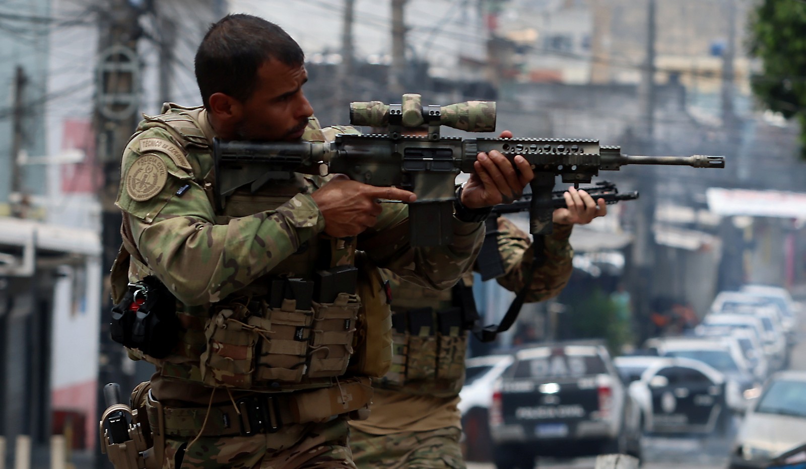 Policial durante megaoperação no Complexo do Alemão — Foto: Fabiano Rocha / Agência O Globo