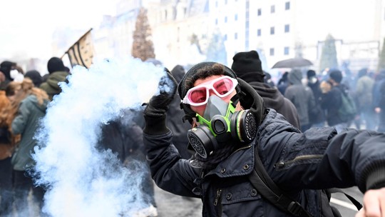 FOTOS: População volta às ruas contra a reforma da Previdência na França  